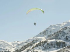 Un parapente realiza un aterrizaje de emergencia en una concurrida estación de esquí llena de turistas después de 2 horas de vuelo