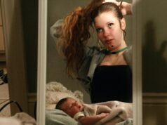 Un documental amable sobre madres adolescentes con extraños artefactos de inteligencia artificial