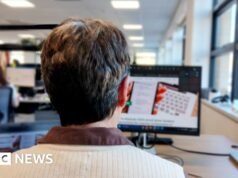 Niño visto en videos de abuso sexual identificado después de que un investigador viera una insignia escolar