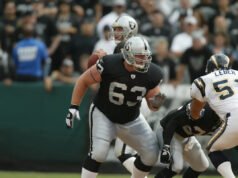 Barret Robbins, ex-Raiders All-Pro desaparecido antes del Super Bowl, muere a los 52 años