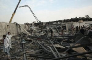 Búsqueda de familiares tras ataques aéreos paquistaníes al hospital de Kabul