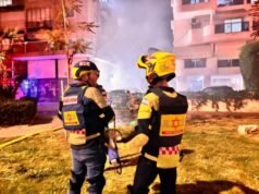 Irán lanza oleadas de misiles hacia el centro de Israel, reportan metralla