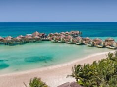 Los únicos bungalows clásicos sobre el agua de México se encuentran en un resort todo incluido con comodidades elegantes y una playa de arena blanca.