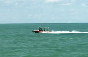 Una avioneta con siete personas a bordo se estrella en aguas infestadas de cocodrilos