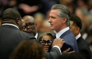 ¿Por qué Newsom camina por ahí?