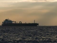 Los precios del petróleo caen casi 80 dólares mientras Estados Unidos da marcha atrás en la afirmación de que el petrolero fue escoltado a través del Estrecho de Ormuz.