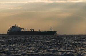 Los precios del petróleo caen casi 80 dólares mientras Estados Unidos da marcha atrás en la afirmación de que el petrolero fue escoltado a través del Estrecho de Ormuz.