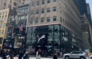 El destino del edificio de 12 pisos en una propiedad inmobiliaria privilegiada de Nueva York en el limbo en medio de intrigas legales