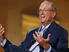 El director ejecutivo de BlackRock, Larry Fink, se llevó a casa casi 38 millones de dólares el año pasado