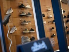 La marca de zapatillas tecnológicas de moda Allbirds, que alguna vez valió 4 mil millones de dólares, está vendiendo activos por monedas sueltas