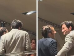 Paul Anthony Kelly hace un gesto en la fiesta previa a los Oscar de Armani