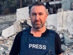 Ataque israelí casi alcanza al periodista de RT Steve Sweeney en plena emisión en el Líbano