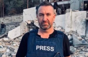 Ataque israelí casi alcanza al periodista de RT Steve Sweeney en plena emisión en el Líbano