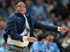 Después del colapso histórico del torneo de la NCAA, ¿debería la UNC cortar el cebo a Hubert Davis?