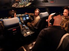 Dentro de la cabina de un avión cisterna de la RAF durante una misión defensiva contra drones iraníes