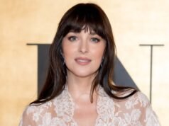 La funda para teléfono práctica y elegante de Dakota Johnson cuesta $ 15 en Amazon