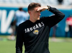 El gerente general de los Jaguars dice que retener selecciones compensatorias del draft es la razón de la falta de fichajes de agentes libres