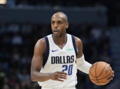 Khris Middleton, de los Mavericks, multado con 25.000 dólares por tirar su micrófono a las gradas de Orlando