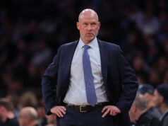 El entrenador de Villanova dice inexpresivamente que va a despedir a su equipo durante la entrevista a mitad del juego del Torneo de la NCAA