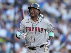 La estrella de los D-backs, Geraldo Perdomo, saluda calurosamente al árbitro que lo llamó por error durante el Clásico Mundial de Béisbol