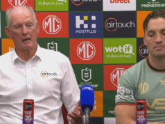 El entrenador de los Rabbitohs de South Sydney, Wayne Bennett, ruega a los fanáticos que no irrumpan en el campo mientras Alex Johnston rompe el récord de intentos.