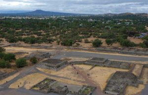 Una pareja de turistas resultó herida en un accidente de globo aerostático después de que el piloto perdiera el control y golpeara los cables de alimentación durante un aterrizaje de emergencia.