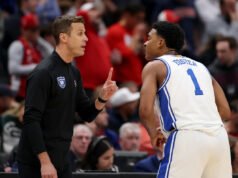 El entrenador de Duke, Jon Scheyer, se emociona después de que Caleb Foster anotara 11 puntos en la segunda mitad en la victoria del Sweet 16, apenas tres semanas después de fracturarse el pie.