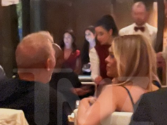 Kevin Costner y Brooks Nader se acercan mientras charlan en el casino de Las Vegas