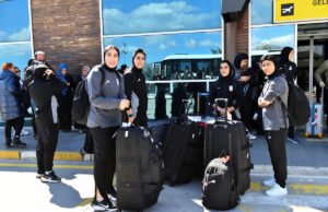 Los futbolistas iraníes llegan al este de Turquía, en la frontera con su país