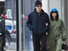 Harry Styles y Zoe Kravitz siguen fuertes mientras su nuevo álbum encabeza las listas