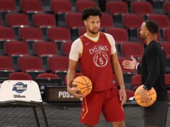 El All-American del estado de Iowa, Joshua Jefferson, fuera para el juego Sweet 16 contra Tennessee