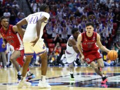 El guardia de St. John, Dylan Darling, toca el timbre contra Kansas para llevar a Red Storm al Sweet 16