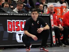 Según los informes, Cincinnati despidió a Wes Miller después de quinto año consecutivo sin aparecer en el torneo de la NCAA.