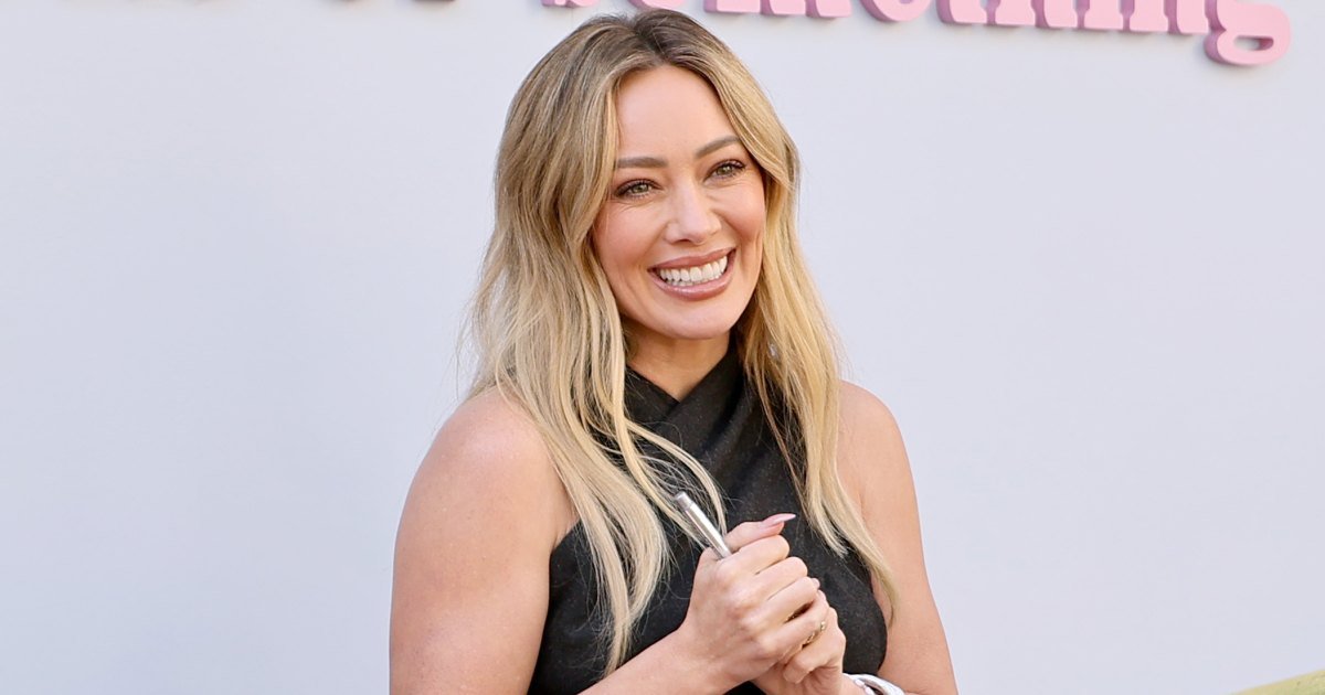 LOS ÁNGELES, CALIFORNIA – 20 DE FEBRERO: Hilary Duff sale con ella