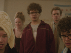 Gaten Matarazzo en una comedia loca y de mal viaje