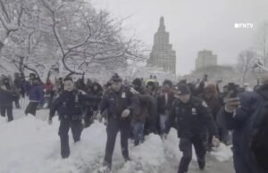 Así es como los funcionarios de la policía de Nueva York deberían haber respondido al asalto de la bola de nieve