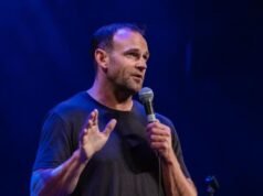 El comediante irlandés David Nihill utilizó la narración para superar el miedo escénico