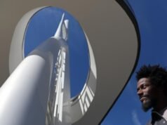 Nikkolas Smith es el “artivista” detrás de la “Legacy Tower” de Downtown Disney