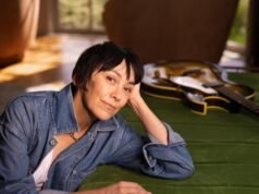 Por qué Inara George está regalando flores a estos veteranos del teatro de Los Ángeles