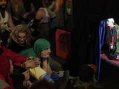 Los espectáculos de marionetas de Almighty Opp atraen multitudes a la esquina de la calle de Los Ángeles