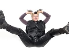 La provocadora del pop-shock Peaches sigue prosperando en el escenario a sus 60 años