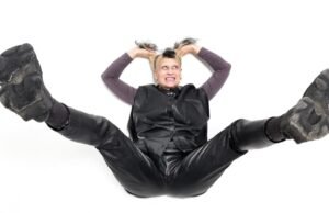 La provocadora del pop-shock Peaches sigue prosperando en el escenario a sus 60 años