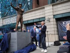 Marineros revelan estatua honorífica de Ichiro Suzuki, pero con un bate roto