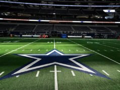 Bill Clinton irrumpe en la conferencia de prensa preliminar de los Cowboys para deleite de Jerry Jones