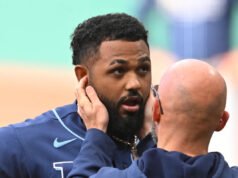La estrella de los Rays, Junior Caminero, deja la victoria sobre los Guardianes temprano después de recibir una falta en la mandíbula
