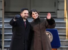 La esposa del alcalde de Nueva York que despertó huele el ‘tabloide’ por descubrir sus publicaciones ofensivas y homofóbicas mientras emite una disculpa MUY débil