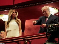 Donald Trump y Melania asisten a la noche inaugural de Chicago en el Kennedy Center ‘Trump’