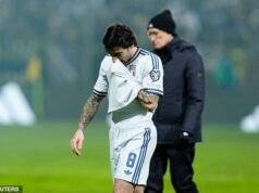 Italia se recupera de OTRA humillación en la Copa del Mundo mientras los medios furiosos critican a Azzurri después de la eliminación de la “peor pesadilla”, Gattuso, entre lágrimas, asume la culpa mientras Edin Dzeko, de 40 años, encabeza las celebraciones en el club nocturno.