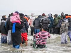 Dos inmigrantes mueren al intentar abordar una pequeña embarcación con destino a Gran Bretaña cerca de Calais, horas después de que el Reino Unido aceptara pagar millones a Francia para patrullar las playas.