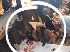 Mujeres codiciosas fueron filmadas bailando de alegría mientras comían un banquete de mariscos en un restaurante familiar y luego se fueron sin pagar.